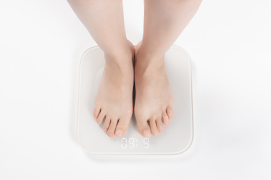 女性电子秤上称体重