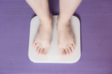 女性电子秤上称体重