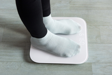 女性电子秤上称体重