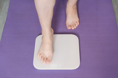女性电子秤上称体重