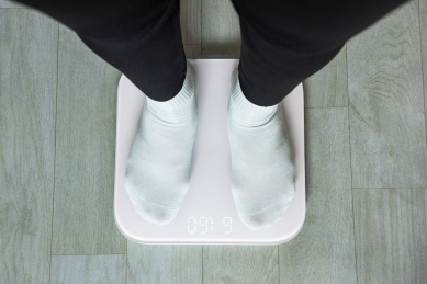 女性电子秤上称体重
