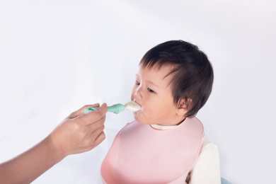 正在给亚洲宝宝喂辅食——米糊