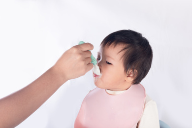 正在给亚洲宝宝喂辅食——米糊