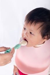 正在给亚洲宝宝喂辅食——米糊