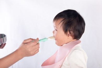 正在给亚洲宝宝喂辅食——米糊