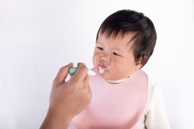 正在给亚洲宝宝喂辅食——米糊