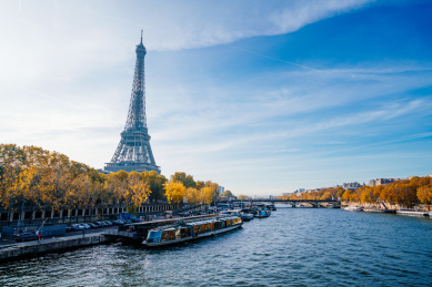 美丽的法国巴黎埃菲尔铁塔与塞纳河自然风光