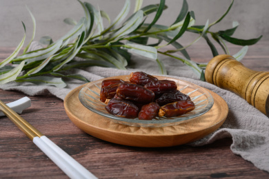 桌面上的盘子里的美味可口的椰枣