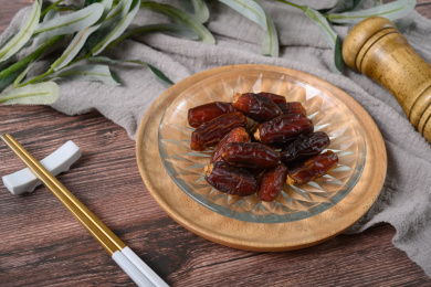 桌面上的盘子里的美味可口的椰枣