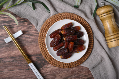 桌面上的盘子里的美味可口的椰枣