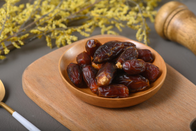 桌面上的盘子里的美味可口的椰枣