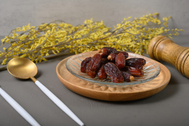 桌面上的盘子里的美味可口的椰枣