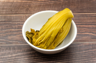 木桌背景新鲜食材酸菜