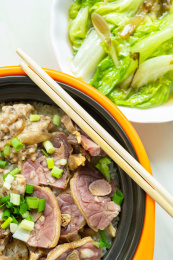 广东特色腊鸭肉饼生菜煲仔饭