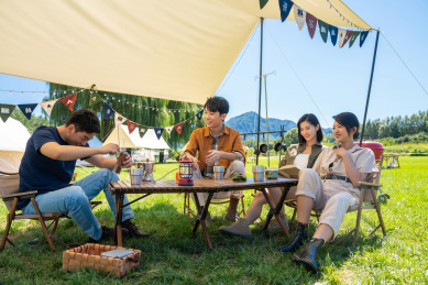 一群人坐天幕下喝咖啡