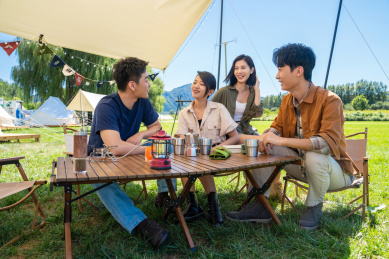 一群人坐天幕下喝咖啡