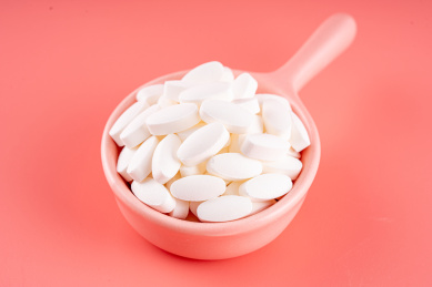 餐盘里的补血阿胶燕窝胶原蛋白压片糖果