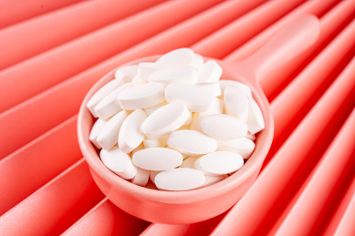 餐盘里的补血阿胶燕窝胶原蛋白压片糖果