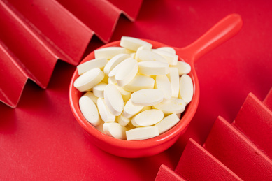 餐盘里的骆驼奶粉压片糖果