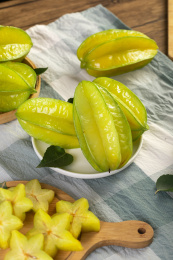 几颗装在碗里放在桌子上的杨桃