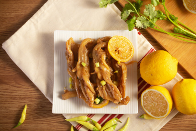 装在白色盘子中的柠檬鸭掌