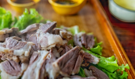 中国传统特色美食手扒肉手抓羊肉特写镜头