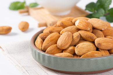 白色背景中的扁桃仁