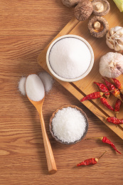 俯拍桌子上的食盐和各种食材