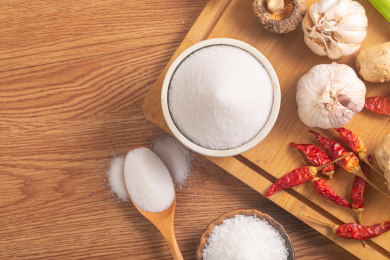 桌子上的食盐和各种食材俯拍