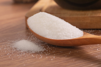 桌子上装在勺子中的白色食盐