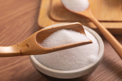 用勺子装着的食盐