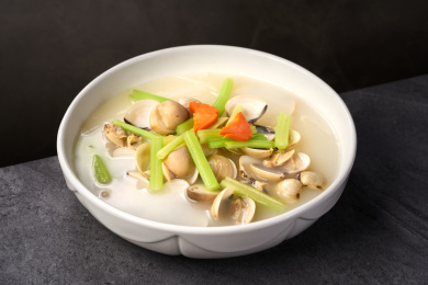 粤菜烹饪芹菜白贝汤