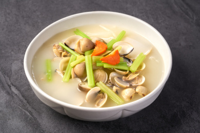 粤菜烹饪芹菜白贝汤