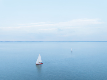 水上海上帆船运动蓝色大海蓝天白云极简