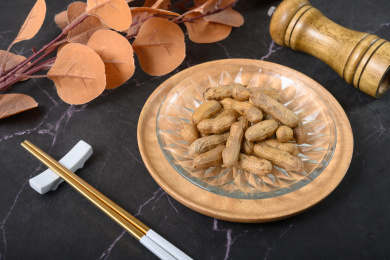 桌面上的盘子里的美味可口的水煮花生