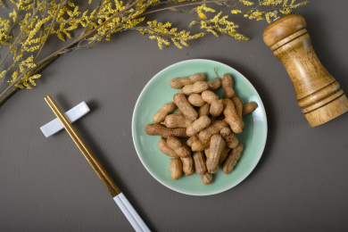 桌面上的盘子里的美味可口的水煮花生
