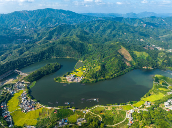 广西蒙山县福利水库金秋风景