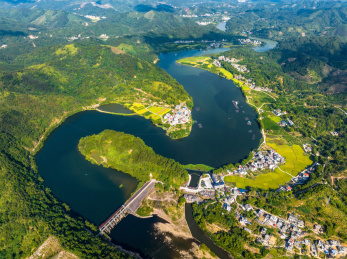 广西蒙山县福利水库金秋风景