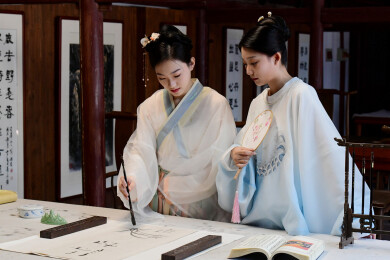 浙江金华山色彩斑斓 俊男靓女宋韵古风来打