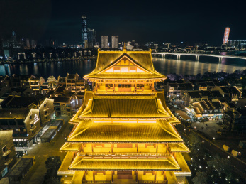 航拍夜晚的中式建筑，柳州窑埠古镇龙城阁