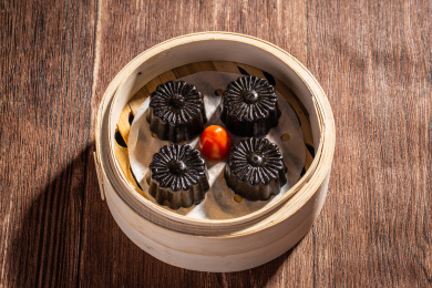 蒸笼里的黑色红枣糕