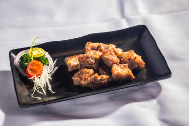 黑色盘子里的烤肉