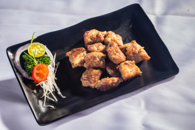 黑色盘子里的烤肉