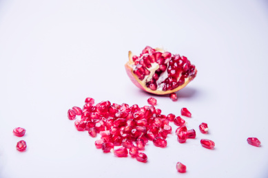 剥开的软籽石榴特写