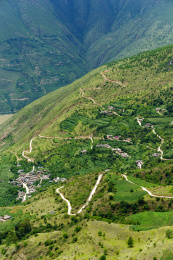 山峰与山村及公路