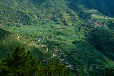 美丽的高原大山山谷和山村道路