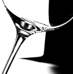 在黑色背景里的透明红酒杯