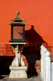 北京故宫背景是红墙的落地宫灯和影子