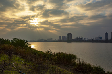 日落河岸风光