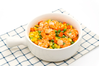 白背景玉米胡萝卜炒虾仁